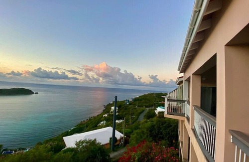 Rendezvous & Ditleff Villa | 3 Bedroom House w/Car Overlooking Rendezvous Bay with AC in bedrooms.