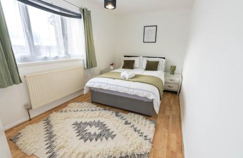 Aylesbury House | 3 Bedroom house with free parking, Dalstone,Aylesbury