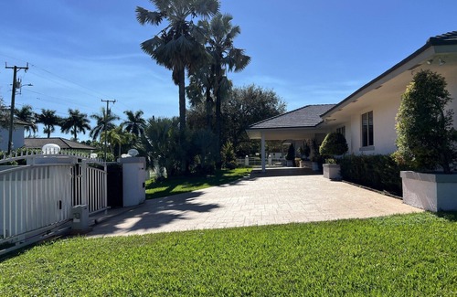 Davie House | 3-bedroom in Davie . WiFi, AC. Pool ,near to Sawgrass Mall, Hard Rock ,F Garden,