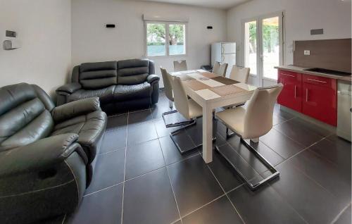 Regusse Apartment | 3 Bedroom Lovely Apartment In Régusse