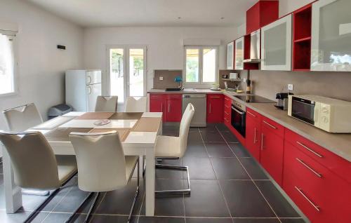 Regusse Apartment | 3 Bedroom Lovely Apartment In Régusse