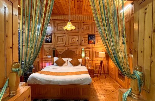 Manali Apartment | 3 Bedroom Luxury villa with sceneric mountain view