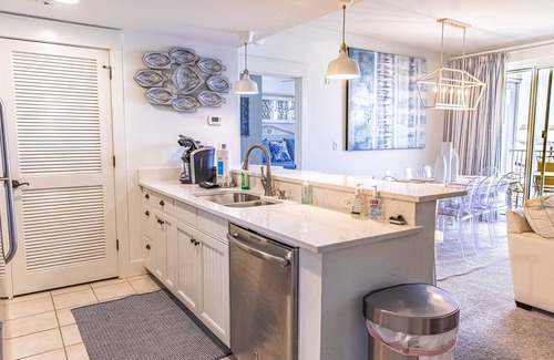 Baytowne Wharf Condo | 3 Bedroom Market Street, Overlook Baytowne Wharf with Golf Cart for 2025