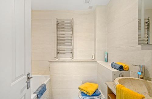 Clapham House | 3 Bedroom Mews Home - Clapham Common - Free Private Parking - Sleeps 5 - Newly Refurbished - Sweetpea & Pillow Properties