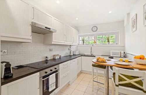 Clapham House | 3 Bedroom Mews Home - Clapham Common - Free Private Parking - Sleeps 5 - Newly Refurbished - Sweetpea & Pillow Properties