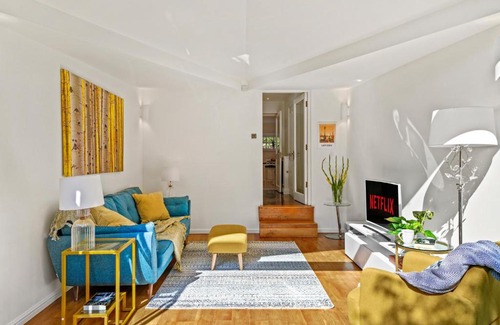 Clapham House | 3 Bedroom Mews Home - Clapham Common - Free Private Parking - Sleeps 5 - Newly Refurbished - Sweetpea & Pillow Properties