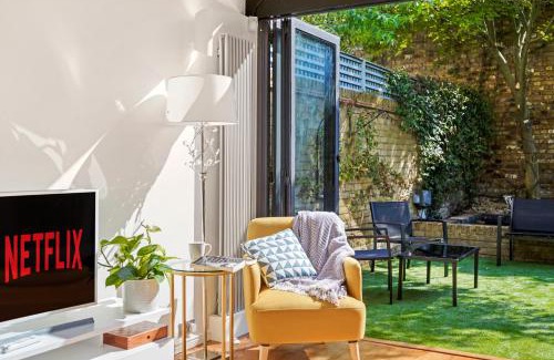 Clapham House | 3 Bedroom Mews Home - Clapham Common - Free Private Parking - Sleeps 5 - Newly Refurbished - Sweetpea & Pillow Properties