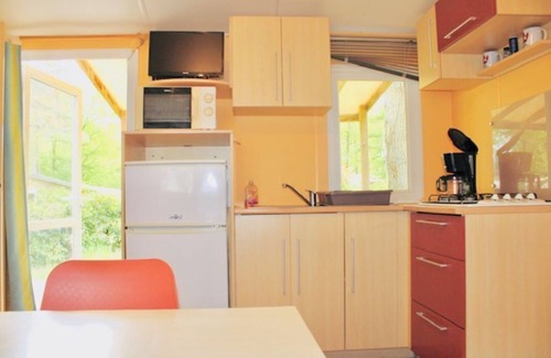 Saint-Cheron House | 3 Bedroom Mobile Home in Saint-Chéron