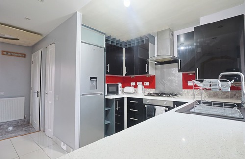 Belle Vue House | 3 Bedroom Modern Home in Manchester near Etihad Stadium & CO OP Live