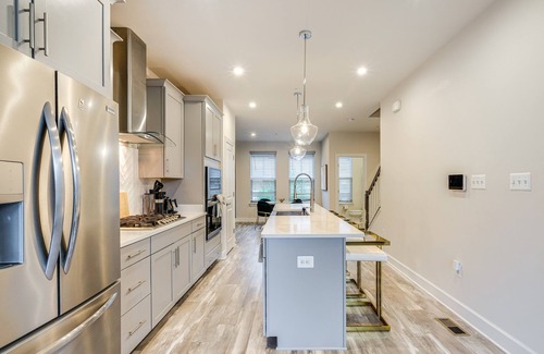 Largo House | 3-bedroom modern retreat in Largo close to shopping, restaurants and DC