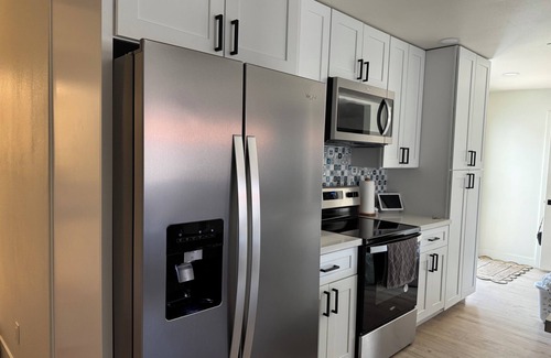 Chateau De Vie Three House | 3-Bedroom Modern Townhome in welcoming Old Town Scottsdale with Pool, AC