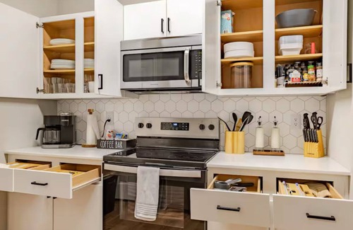 Downtown Oklahoma City Apartment | 3-bedroom Modern apartment in downtown Bricktown with 24/7 gym and pool
