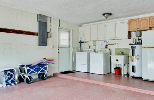 Bradenton House | 3 bedroom, near Anna Maria Island, private heated pool, pet friendly!