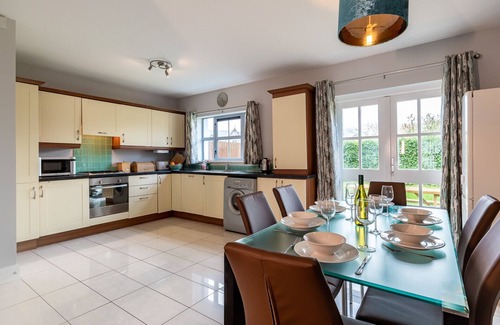Kenmare House | 3 bedroom pet friendly home with access to pool