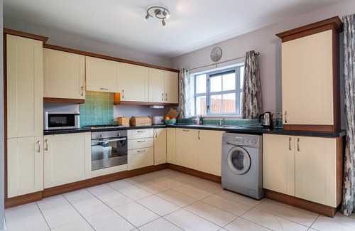 Kenmare House | 3 bedroom pet friendly home with access to pool