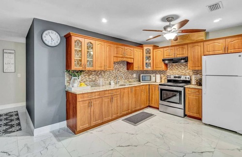 Coral Springs House | 3 Bedroom Pool Home with Modern Interior Design