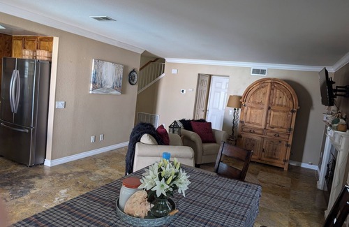 Ontario House | 3-bedroom pool house in amazing Ontario with WiFi, AC. Start your getaway now