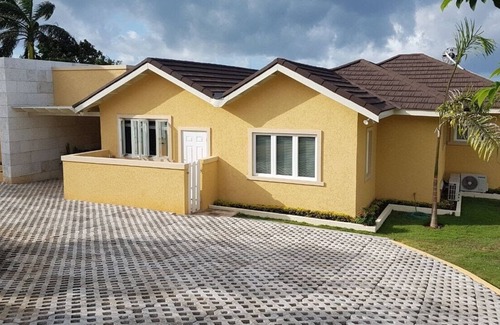 Silver Sands House | 3 bedroom Private Beachfront Villa with Staff