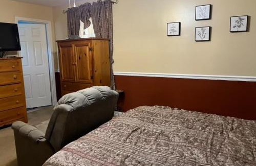 Hendersonville House | 3-Bedroom Retreat with Private Yard