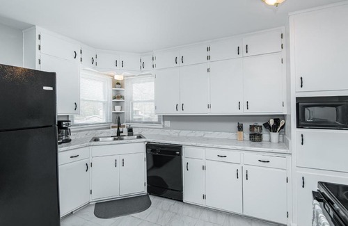 East Side Pioneers Apartment | 3 bedroom showstopper near Mayo Clinic