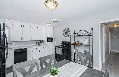 East Side Pioneers Apartment | 3 bedroom showstopper near Mayo Clinic