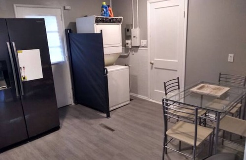 Southwest Area House | 3 Bedroom Slab home Located Close to I-380 Wifi, Netflix, Youtube TV