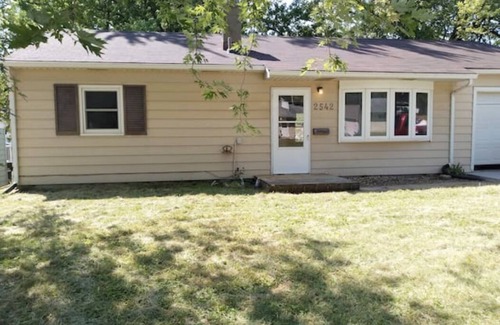 Southwest Area House | 3 Bedroom Slab home Located Close to I-380 Wifi, Netflix, Youtube TV