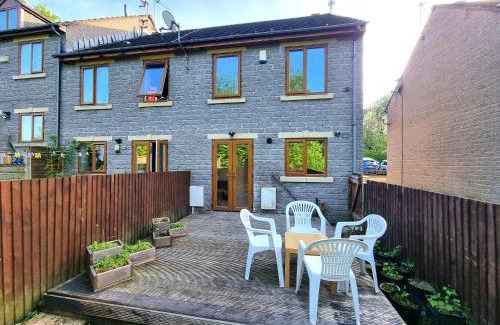 Rochdale House | 3 Bedroom Spacious Modern Comfortable Home in Rochdale, Work, Relax, Explore Manchester, Oldham, Bury