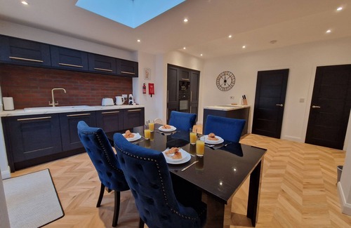 Merthyr Tydfil House | 3 Bedroom Stylish Home in Merthyr Tydfil. Walking Distance to Town Centre