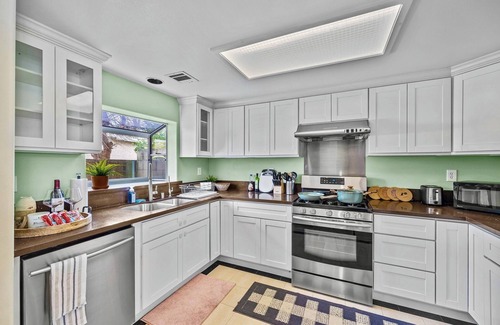 Lamanda Park House | 3-Bedroom Townhome In Fantastic Pasadena With Free WiFi, AC, 2-Car Garage