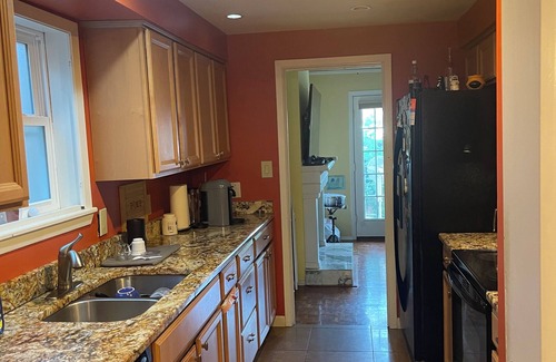 Austin House | 3-bedroom townhome minutes from downtown Austin, pool, tennis court