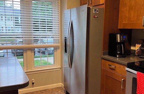 Newington House | 3-bedroom townhome in fantastic Springfield with Wi-Fi & fully equipped kitchen.