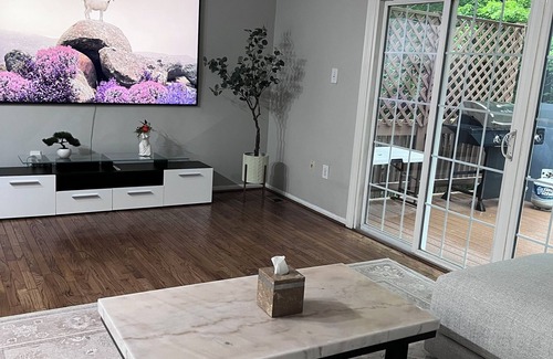 Newington House | 3-bedroom townhome in fantastic Springfield with Wi-Fi & fully equipped kitchen.