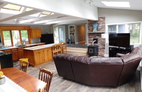 Gloucester House | 3 Bedroom Two Bath Walk to Long Beach and Good Harbor Beach