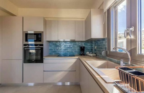 Politiko House | 3 bedroom Villa with Stunning View & private park.