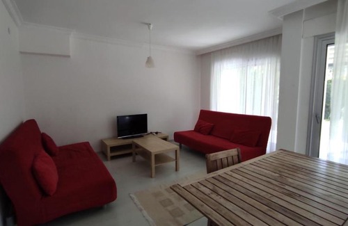 Altınyunus Mahallesi Villa | 3- Bedroom Villa with Large Garden 600m to Beach