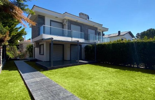 Altınyunus Mahallesi Villa | 3- Bedroom Villa with Large Garden 600m to Beach
