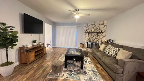 Torrey Pines Ranch House | 3 bedroom w Swimming pool and billiards table