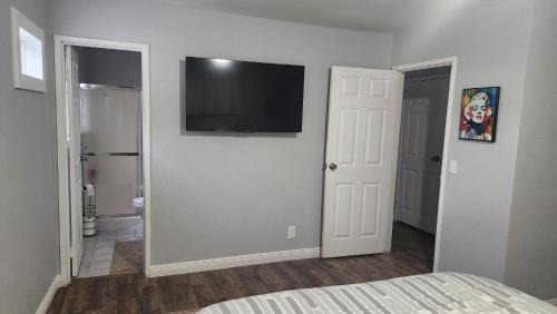 Torrey Pines Ranch House | 3 bedroom w Swimming pool and billiards table