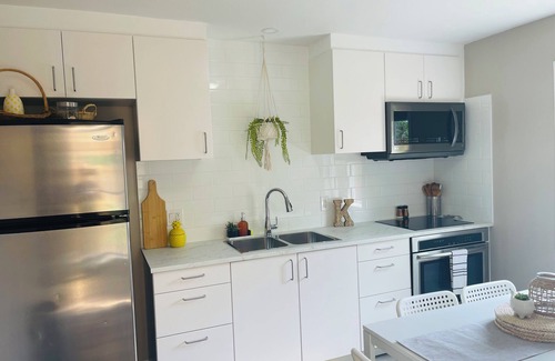 Niagara Falls Apartment | 3 BedroomHIDDEN GEM , WALKING DISTANCE TO FALLS