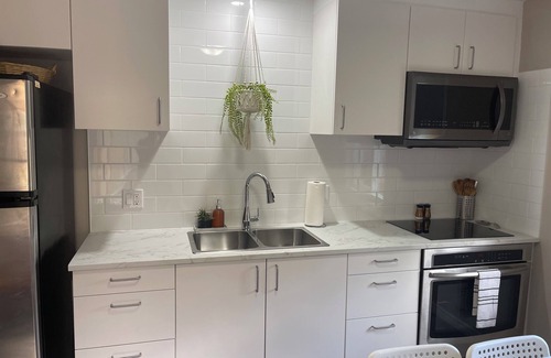 Niagara Falls Apartment | 3 BedroomHIDDEN GEM , WALKING DISTANCE TO FALLS