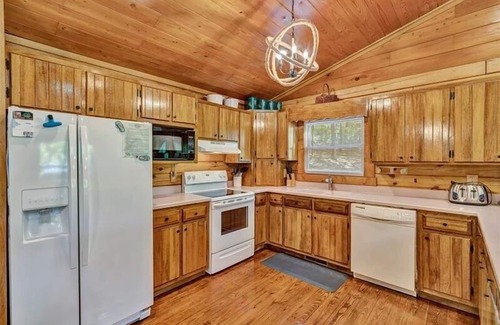 Huddleston House | 3 Bedrooms, 1 Flex Room, 3 Bathrooms! Hot Tub *NEW 2025*, Wifi & Pet Friendly! Great Getaway For A