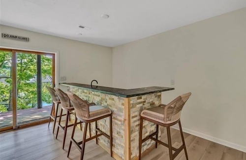 Huddleston House | 3 Bedrooms, 1 Flex Room, 3 Bathrooms! Hot Tub *NEW 2025*, Wifi & Pet Friendly! Great Getaway For A