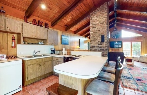Huddleston House | 3 Bedrooms, 1 Flex Room, 3½ Bathrooms! Golden Mountain Views @ Main Lake - Dog Friendly!