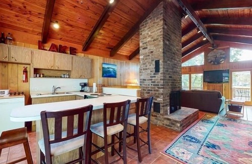 Huddleston House | 3 Bedrooms, 1 Flex Room, 3½ Bathrooms! Golden Mountain Views @ Main Lake - Dog Friendly!