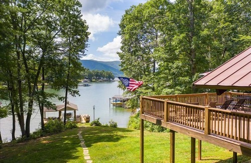 Huddleston House | 3 Bedrooms, 1 Flex Room, 3½ Bathrooms! Golden Mountain Views @ Main Lake - Dog Friendly!