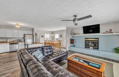 Huddleston House | 3 Bedrooms, 2 Flex Rooms, 3 Bathrooms! Covered Boat Slip & Hoist! Wifi! Come Visit "Jolly Roger"!