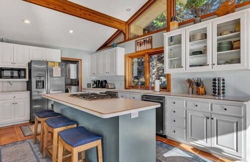Huddleston House | 3 Bedrooms, 2 Flex Rooms, 4½ Bathrooms! Beautiful lakefront home with wide water and mountain view