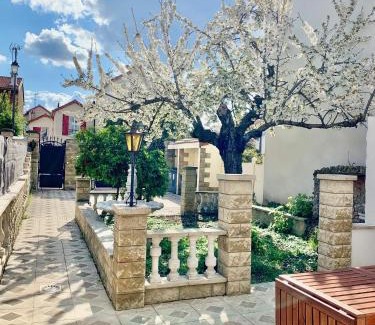 Antony Villa | 3 bedrooms house - garden - Parking, Antony Center near Paris and Orly