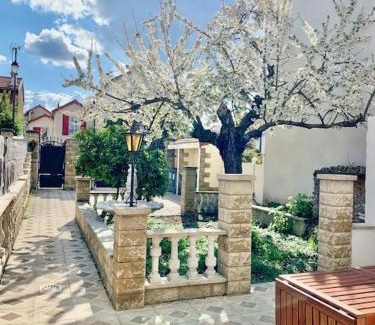Antony Villa | 3 bedrooms house - garden - Parking, Antony Center near Paris and Orly